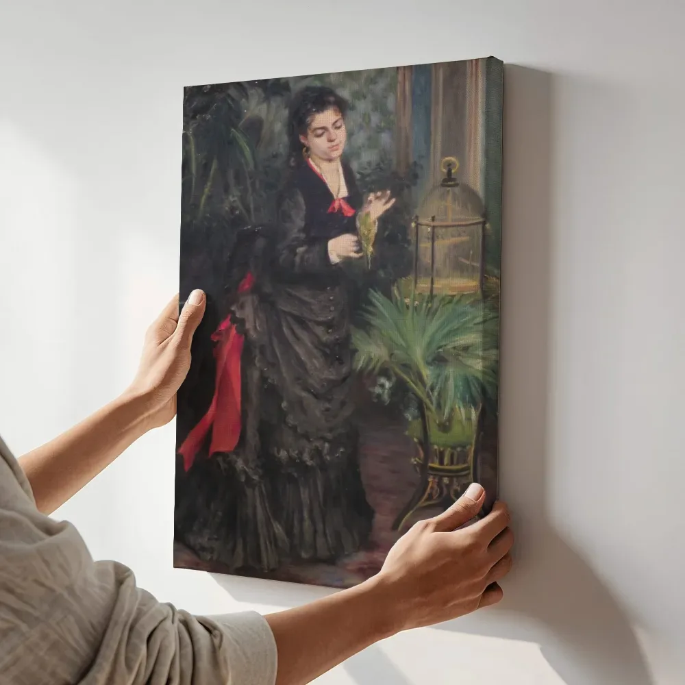 Sfeerimpressie: Vrouw met papegaai van Pierre-Auguste Renoir terwijl het aan de muur wordt gehangen