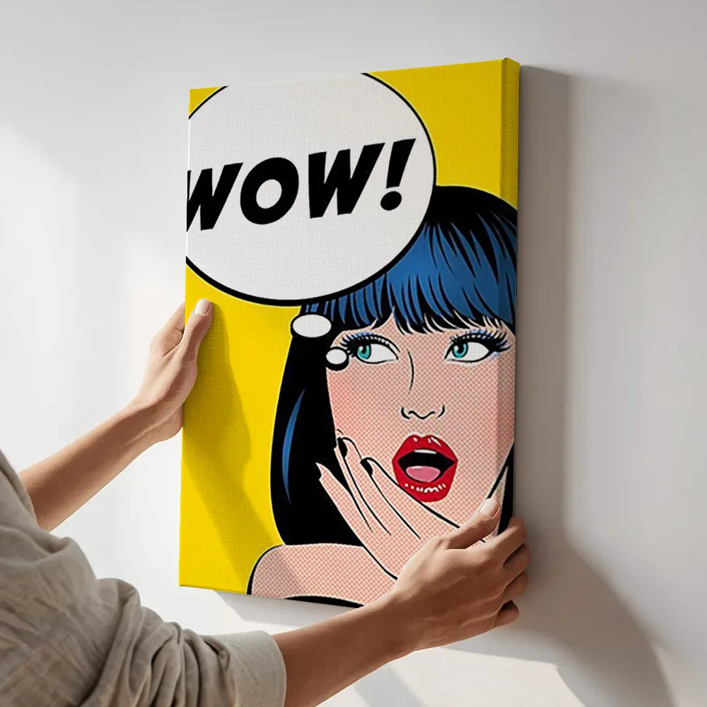 Sfeerimpressie: WOW! verraste vrouw pop art terwijl het aan de muur wordt gehangen