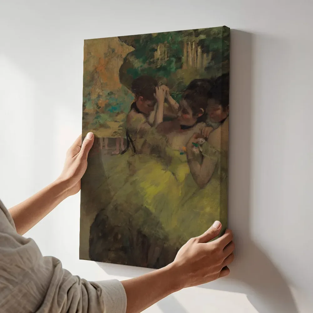 Sfeerimpressie: Gele danseressen in de coulissen van Edgar Degas terwijl het aan de muur wordt gehangen