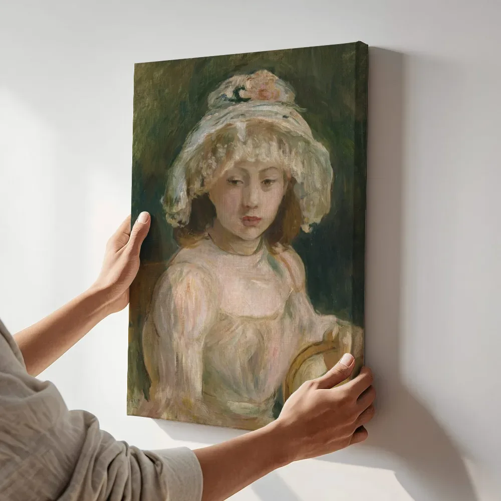 Sfeerimpressie: Jong meisje met hoed van Berthe Morisot terwijl het aan de muur wordt gehangen