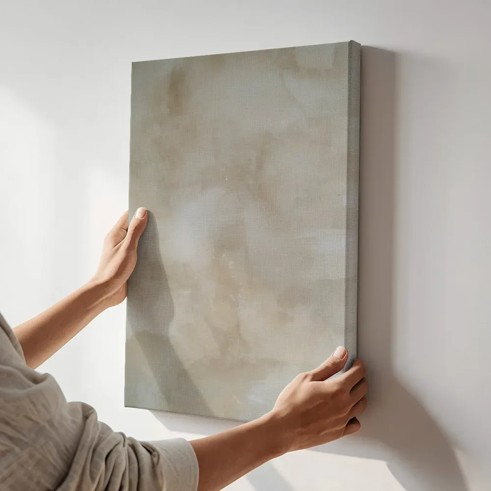 Sfeerimpressie: Zachte beige structuur terwijl het aan de muur wordt gehangen