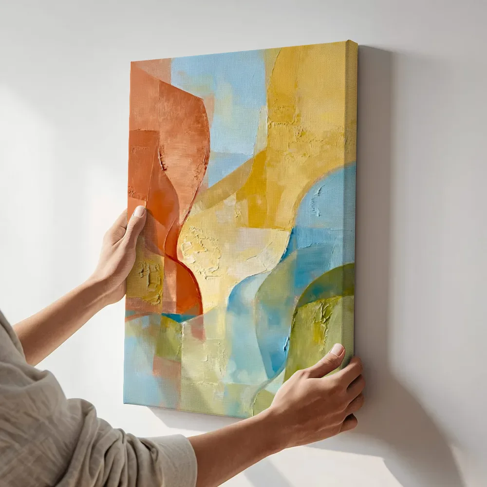 Sfeerimpressie: Zachte vormen in pastel en goud terwijl het aan de muur wordt gehangen