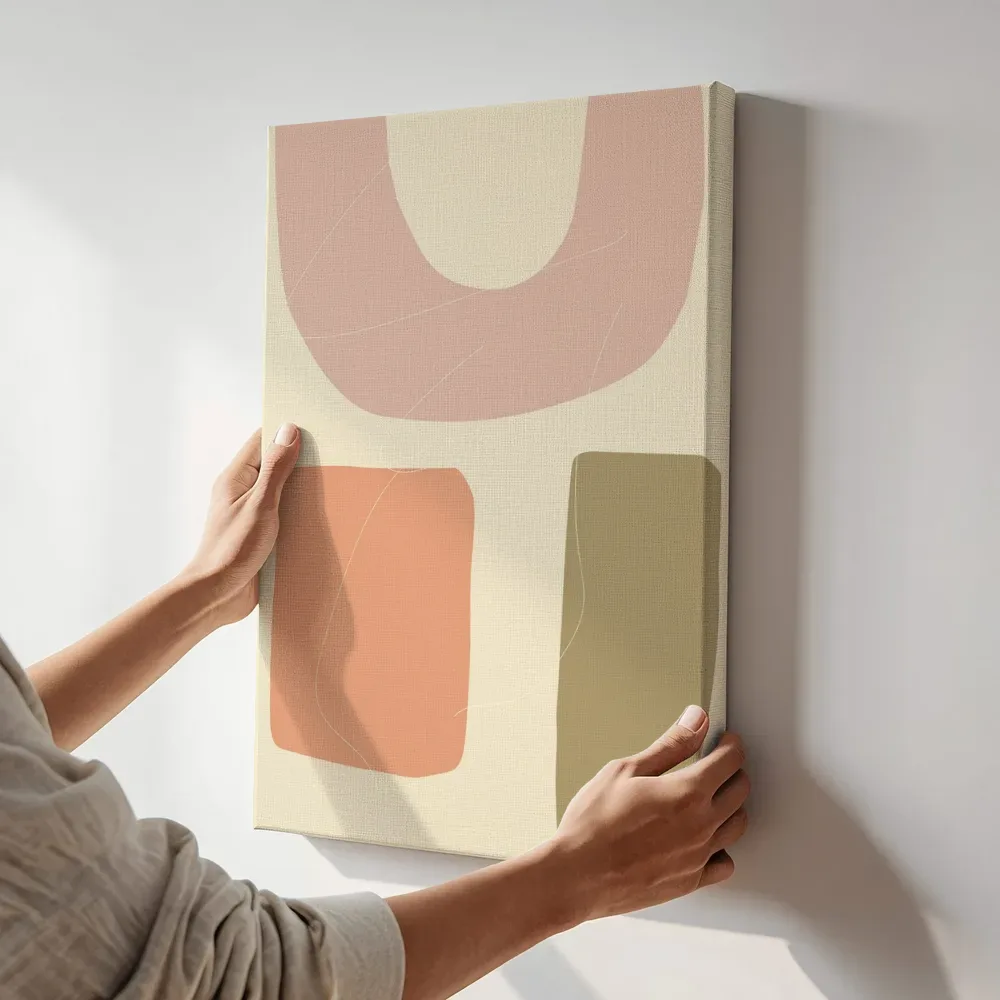 Sfeerimpressie: Zachte vormen in terracotta terwijl het aan de muur wordt gehangen