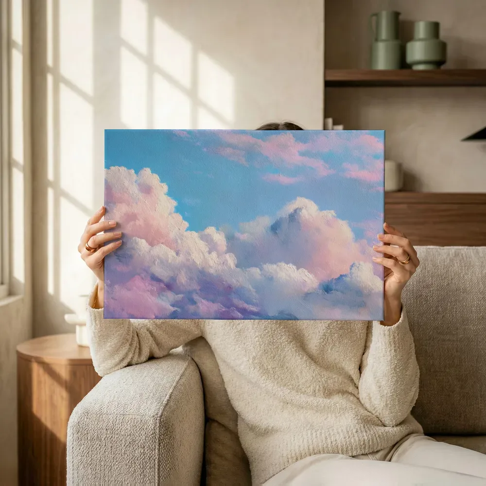 Sfeerimpressie: Zachte wolkenpartij in pastel terwijl het omhoog wordt gehouden