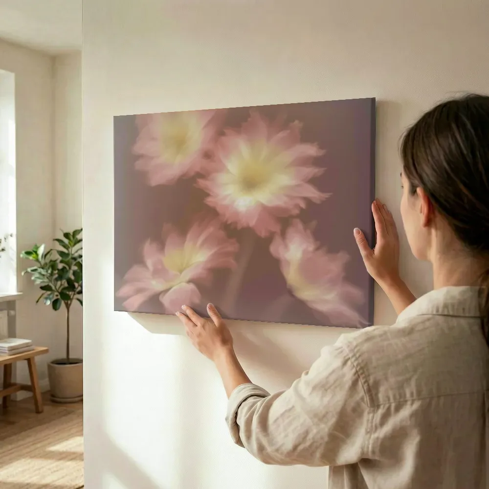 Sfeerimpressie: Zachtroze dahlia's terwijl het wordt opgehangen