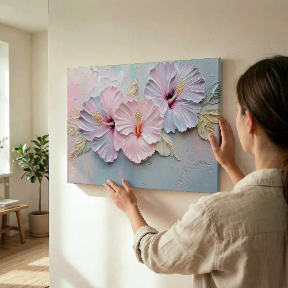 Sfeerimpressie: Zachtroze hibiscus met goud terwijl het wordt opgehangen