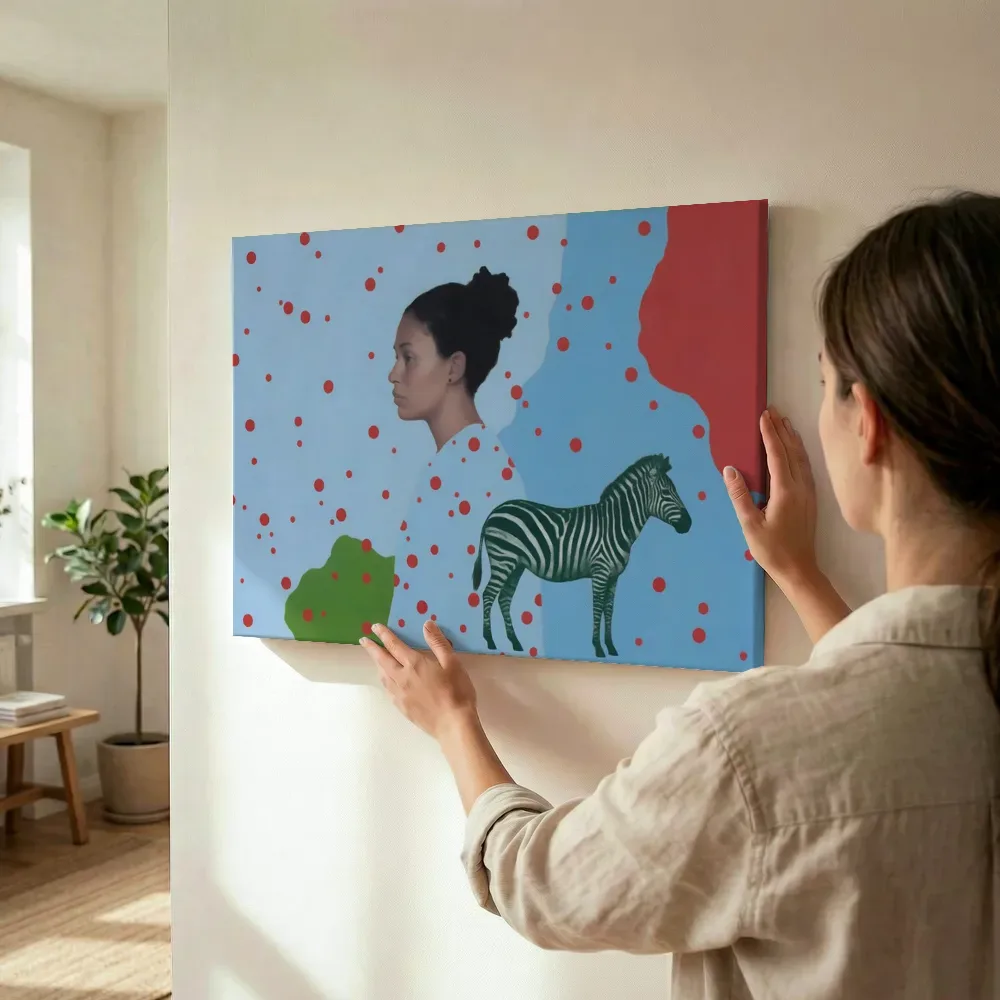 Sfeerimpressie: Zebra in hemelblauw en klaproosrood terwijl het wordt opgehangen