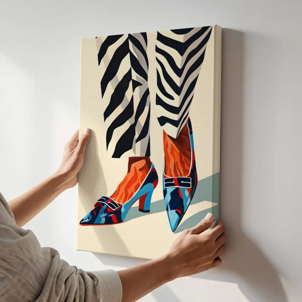 Sfeerimpressie: Zebraprint broek met kleurrijke pumps terwijl het aan de muur wordt gehangen