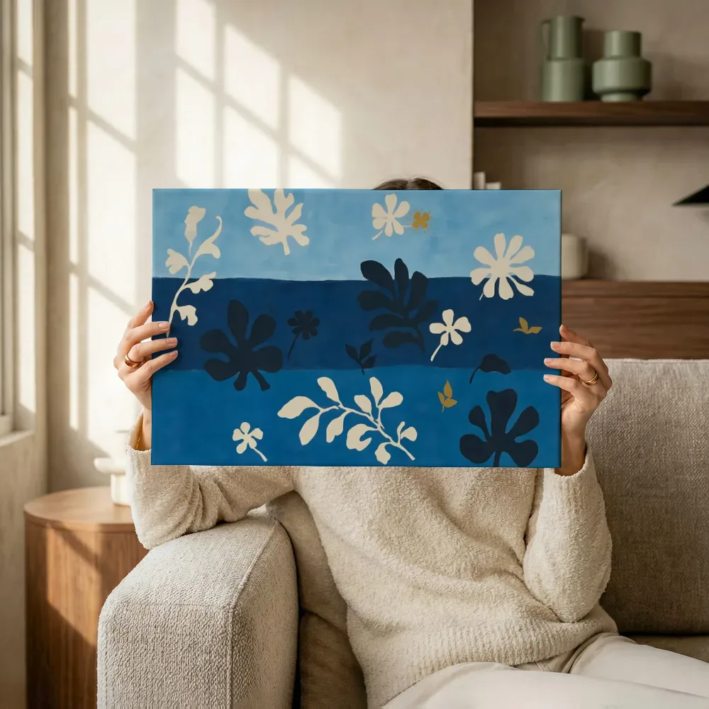 Sfeerimpressie: Zee van bovenaf in blauw en gebroken wit terwijl het wordt opgehangen