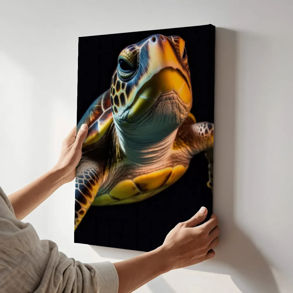 Sfeerimpressie: Zeeschildpad in kleur terwijl het aan de muur wordt gehangen