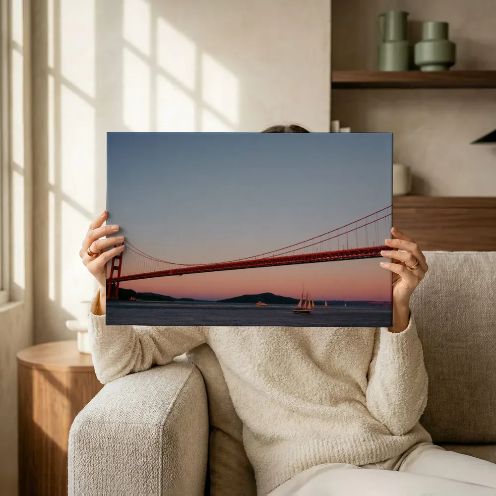 Sfeerimpressie: Zeilboot bij de Golden Gate Bridge terwijl het omhoog wordt gehouden