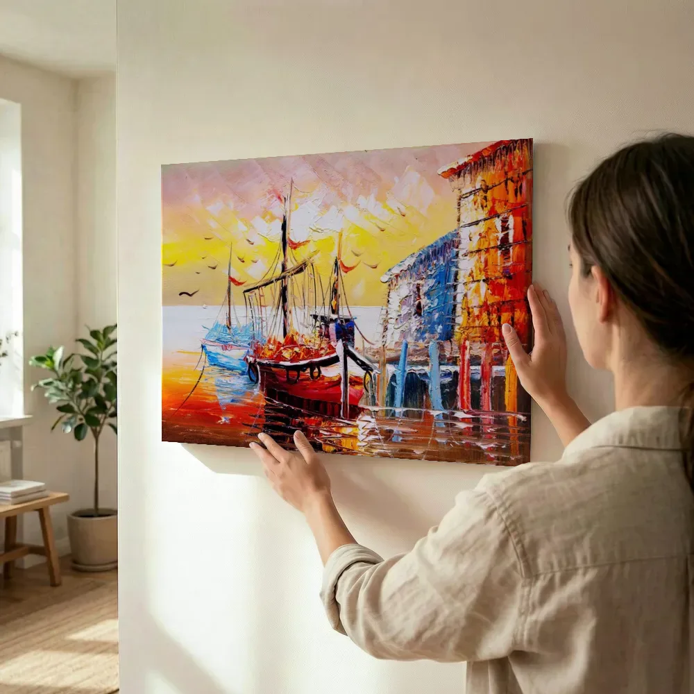 Sfeerimpressie: Zeilboten in de haven bij zonsondergang terwijl het wordt opgehangen