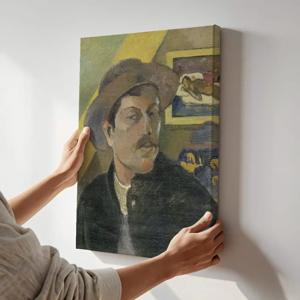Sfeerimpressie: Zelfportret met hoed van Paul Gauguin terwijl het aan de muur wordt gehangen