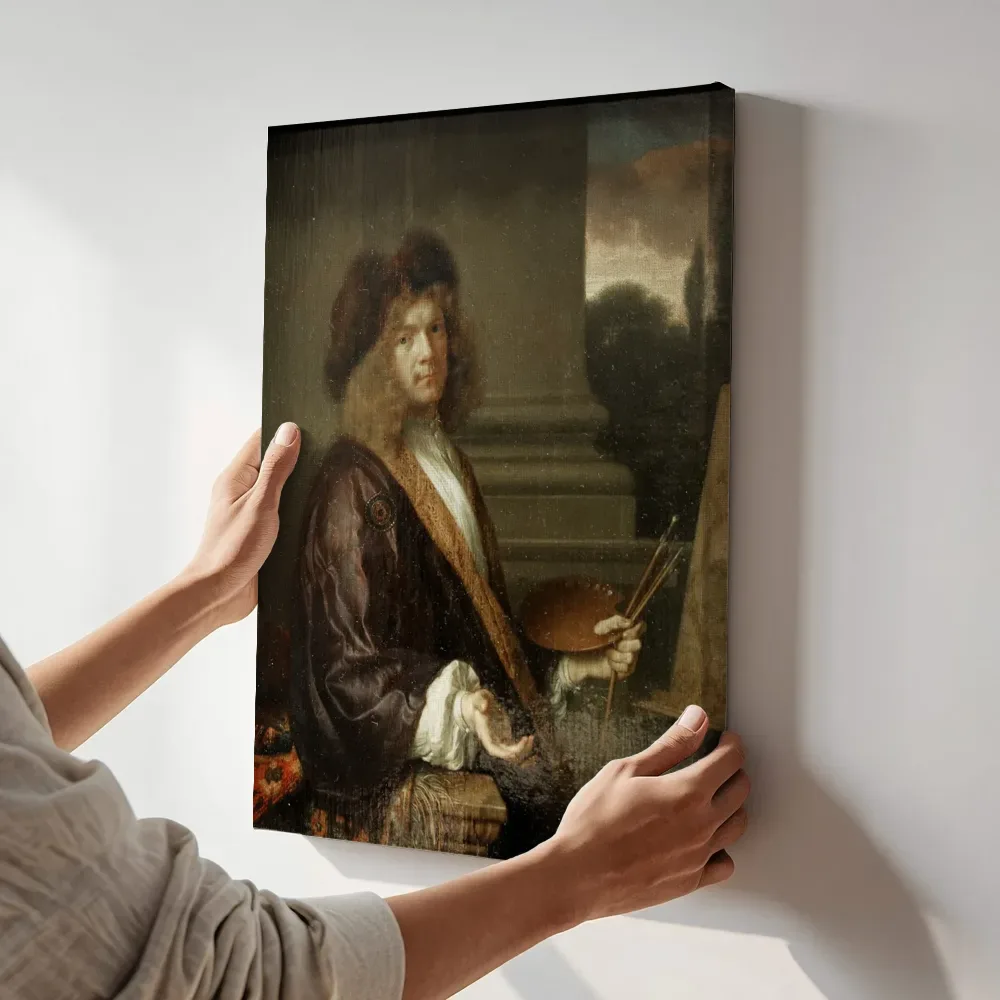 Sfeerimpressie: Zelfportret van Ary de Vois terwijl het aan de muur wordt gehangen