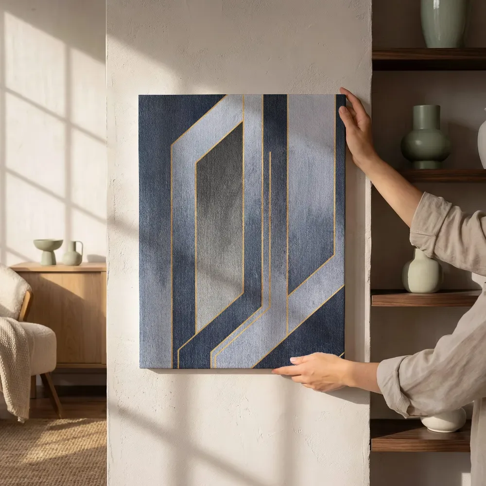Sfeerimpressie: Zigzag lijnenspel in marineblauw en goud naast de kast