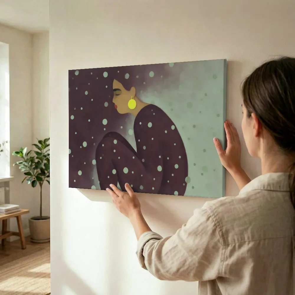 Sfeerimpressie: Zittende vrouw in aubergine en mint terwijl het wordt opgehangen