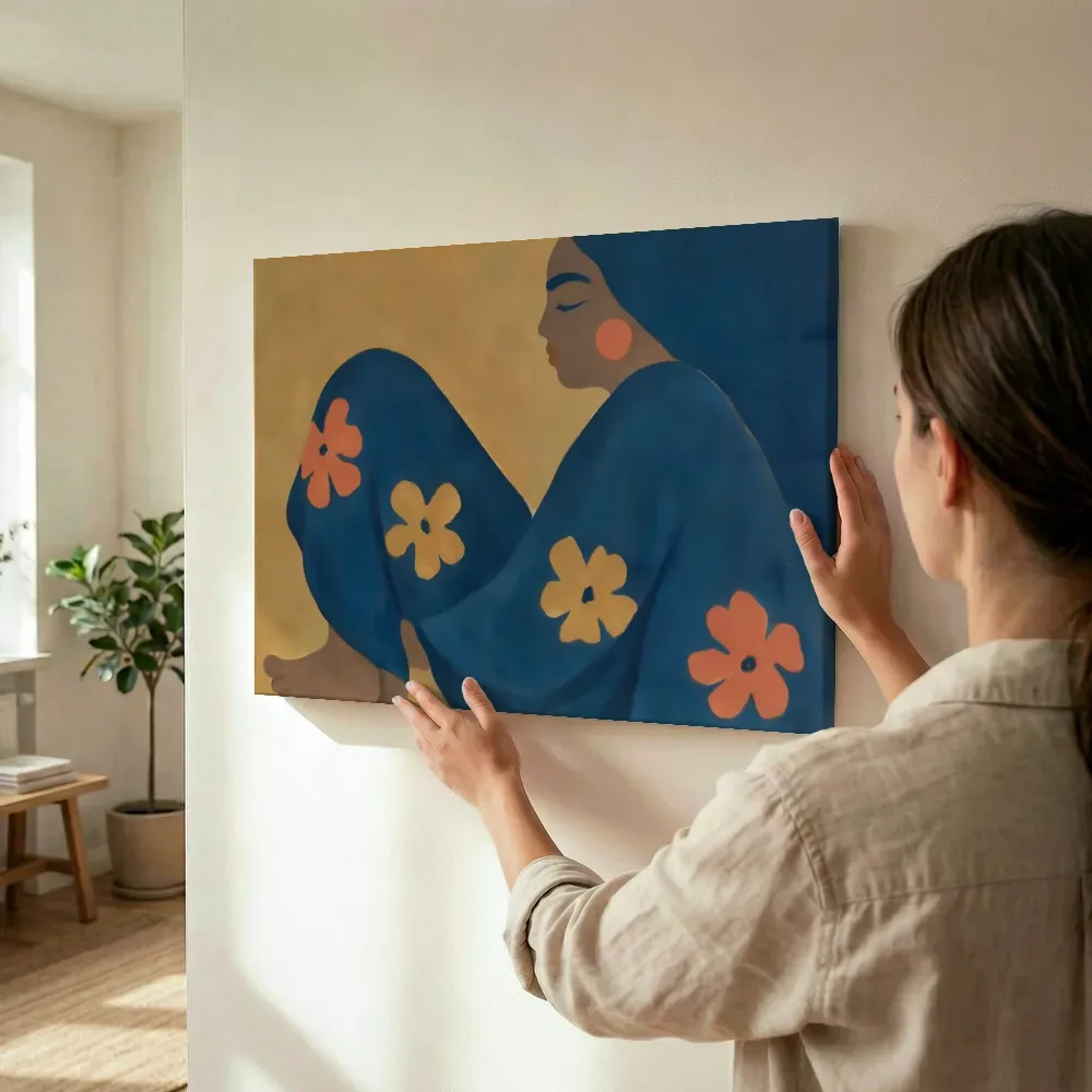 Sfeerimpressie: Zittende vrouw in bloemenbroek in kobalt en oker terwijl het wordt opgehangen
