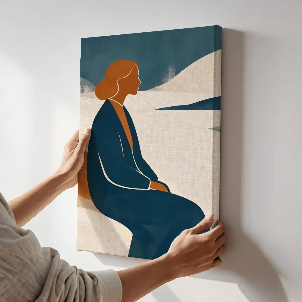 Sfeerimpressie: Zittende vrouw in leiblauw terwijl het aan de muur wordt gehangen