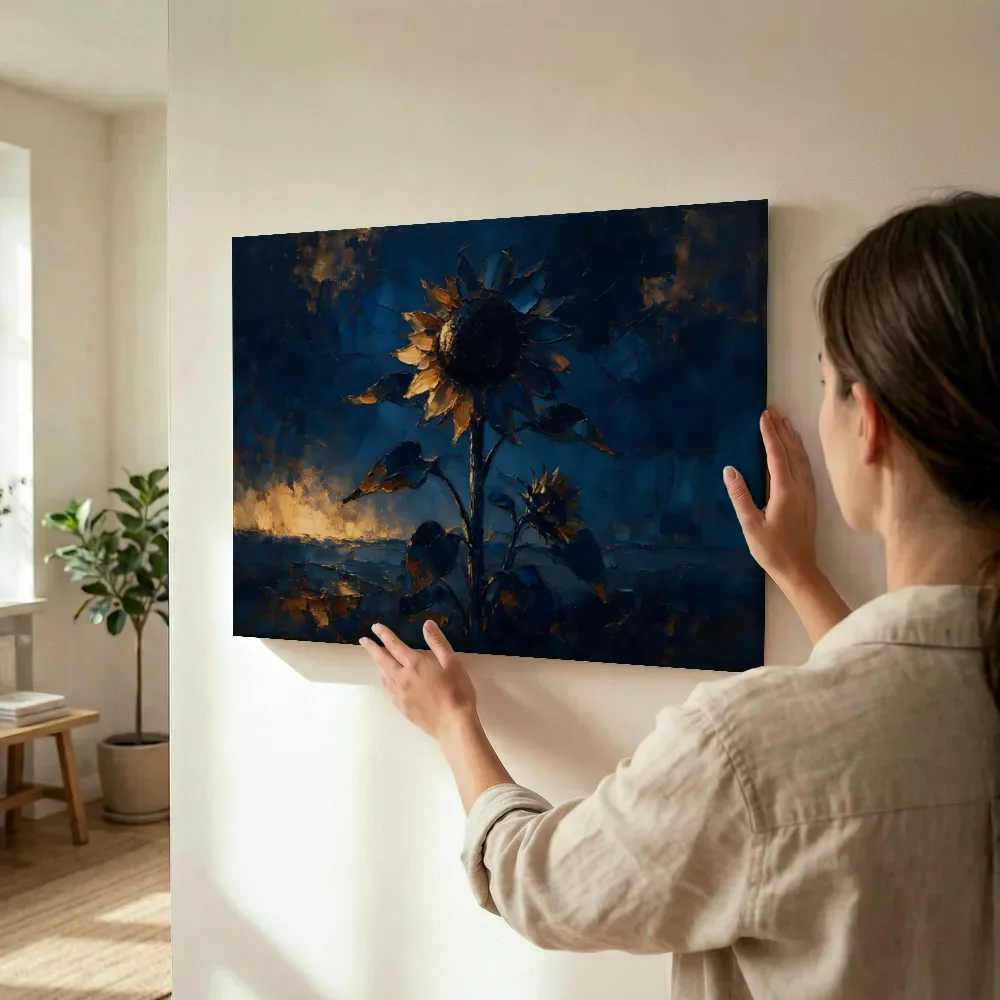 Sfeerimpressie: Zonnebloem in inktblauw terwijl het wordt opgehangen