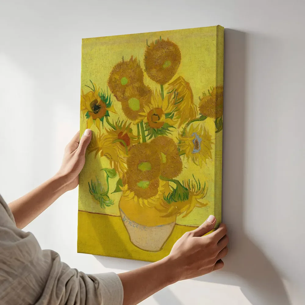 Sfeerimpressie: Zonnebloemen van Vincent van Gogh terwijl het aan de muur wordt gehangen