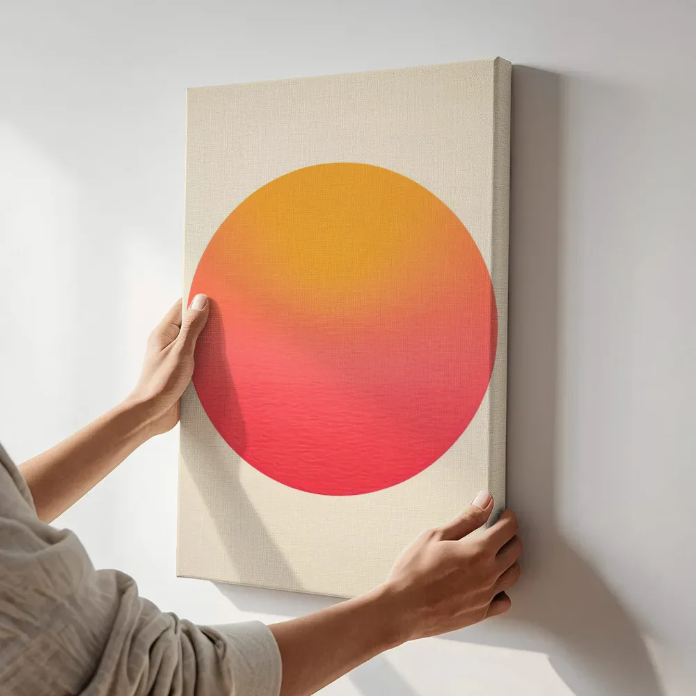 Sfeerimpressie: Zonnegloed in oranje en rood terwijl het aan de muur wordt gehangen
