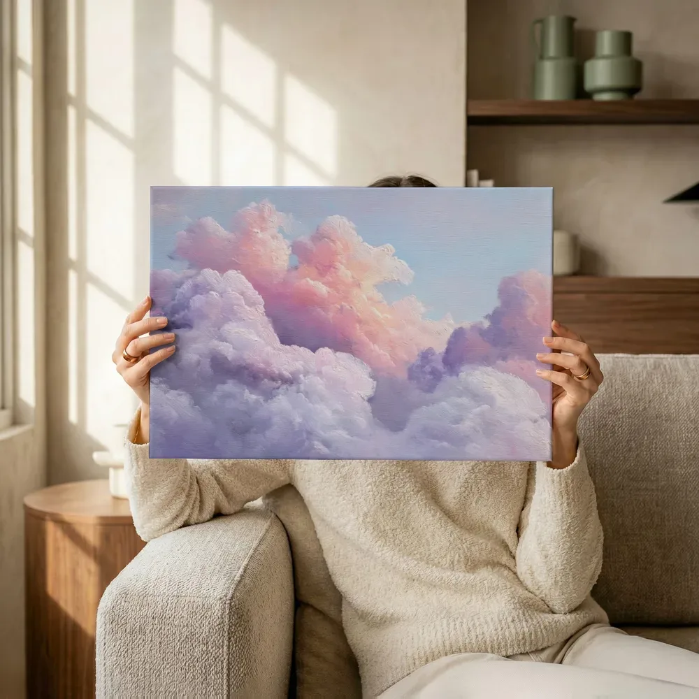 Sfeerimpressie: Zonnegloed tussen paarse wolken terwijl het omhoog wordt gehouden