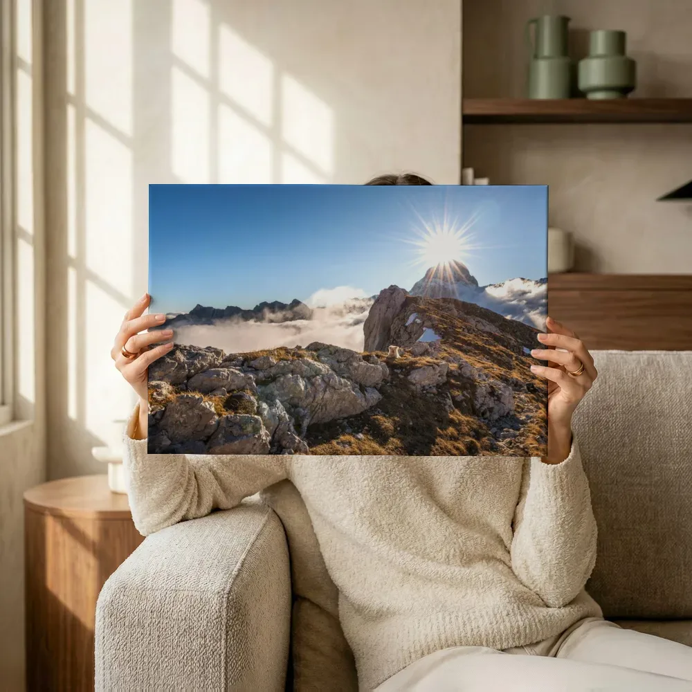 Sfeerimpressie: Zonnestralen boven bergketen in de wolken terwijl het omhoog wordt gehouden