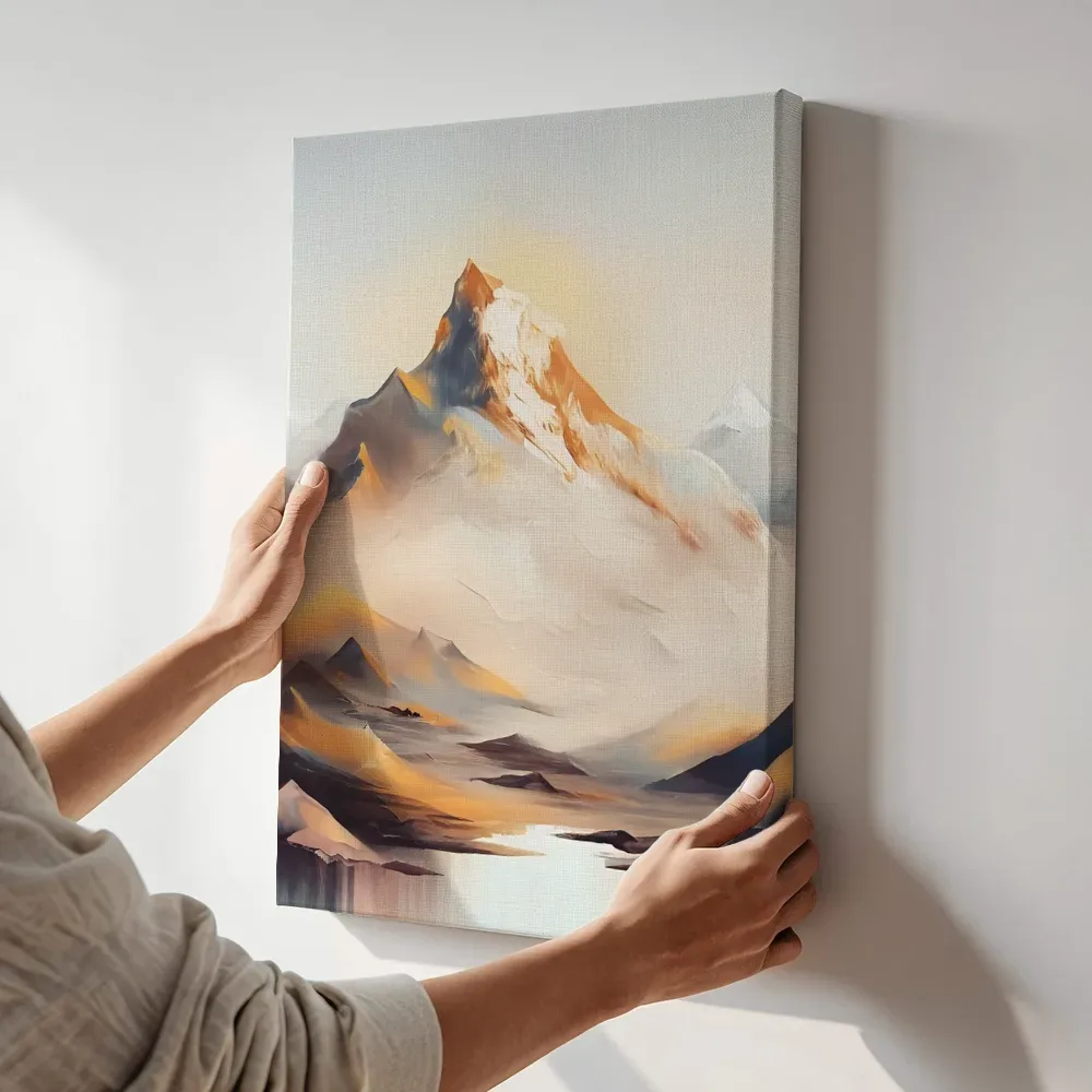 Sfeerimpressie: Zonovergoten bergtop met meerreflectie terwijl het aan de muur wordt gehangen