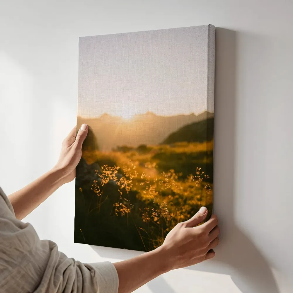 Sfeerimpressie: Zonsondergang achter de bergtoppen terwijl het aan de muur wordt gehangen