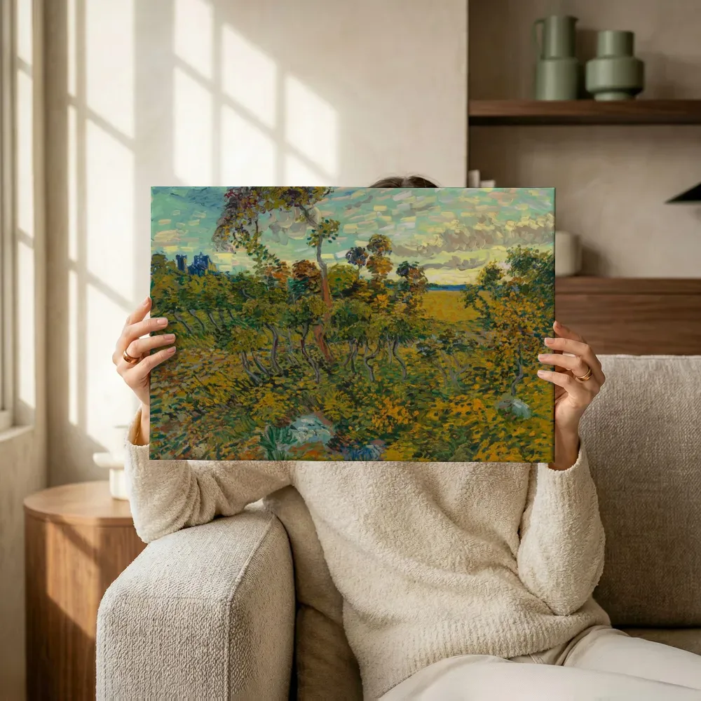 Sfeerimpressie: Zonsondergang bij Montmajour van Vincent van Gogh terwijl het omhoog wordt gehouden