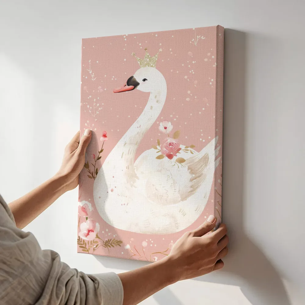 Sfeerimpressie: Zwanenprinses met kroontje terwijl het aan de muur wordt gehangen