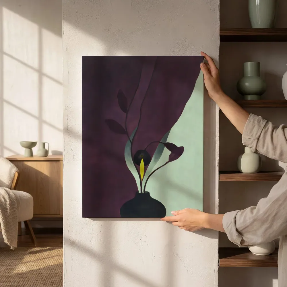 Sfeerimpressie: Zware vaas met stelen in aubergine en mint naast de kast