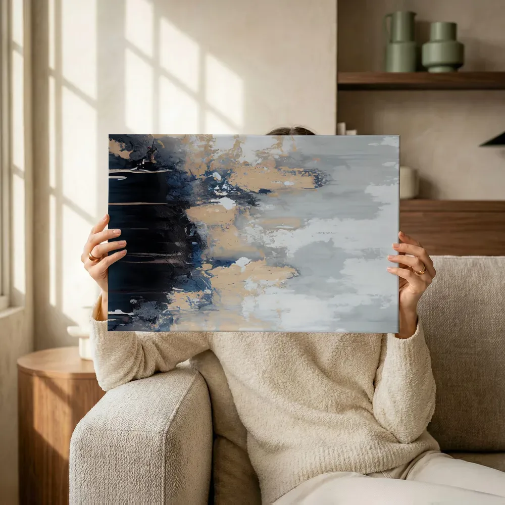Sfeerimpressie: Zwart-gouden contrastcompositie terwijl het omhoog wordt gehouden