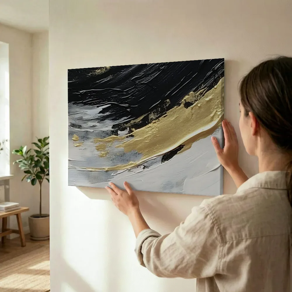 Sfeerimpressie: Zwart-gouden golvende lijnen terwijl het wordt opgehangen