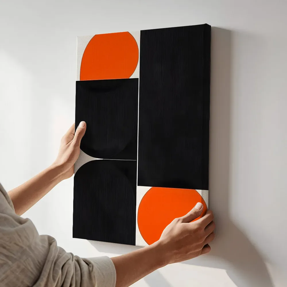 Sfeerimpressie: Zwart-oranje compositie met ronde vormen terwijl het aan de muur wordt gehangen