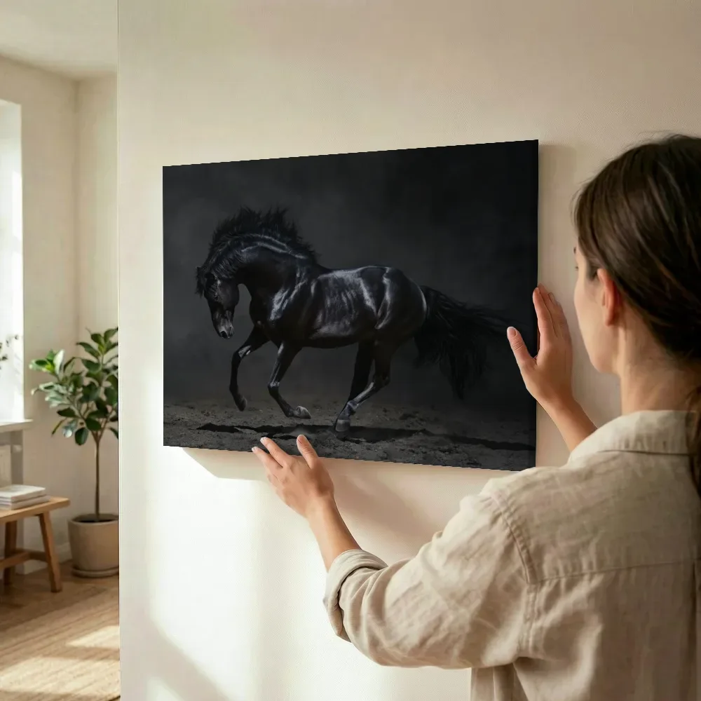 Sfeerimpressie: Zwart paard in galop in het donker terwijl het wordt opgehangen