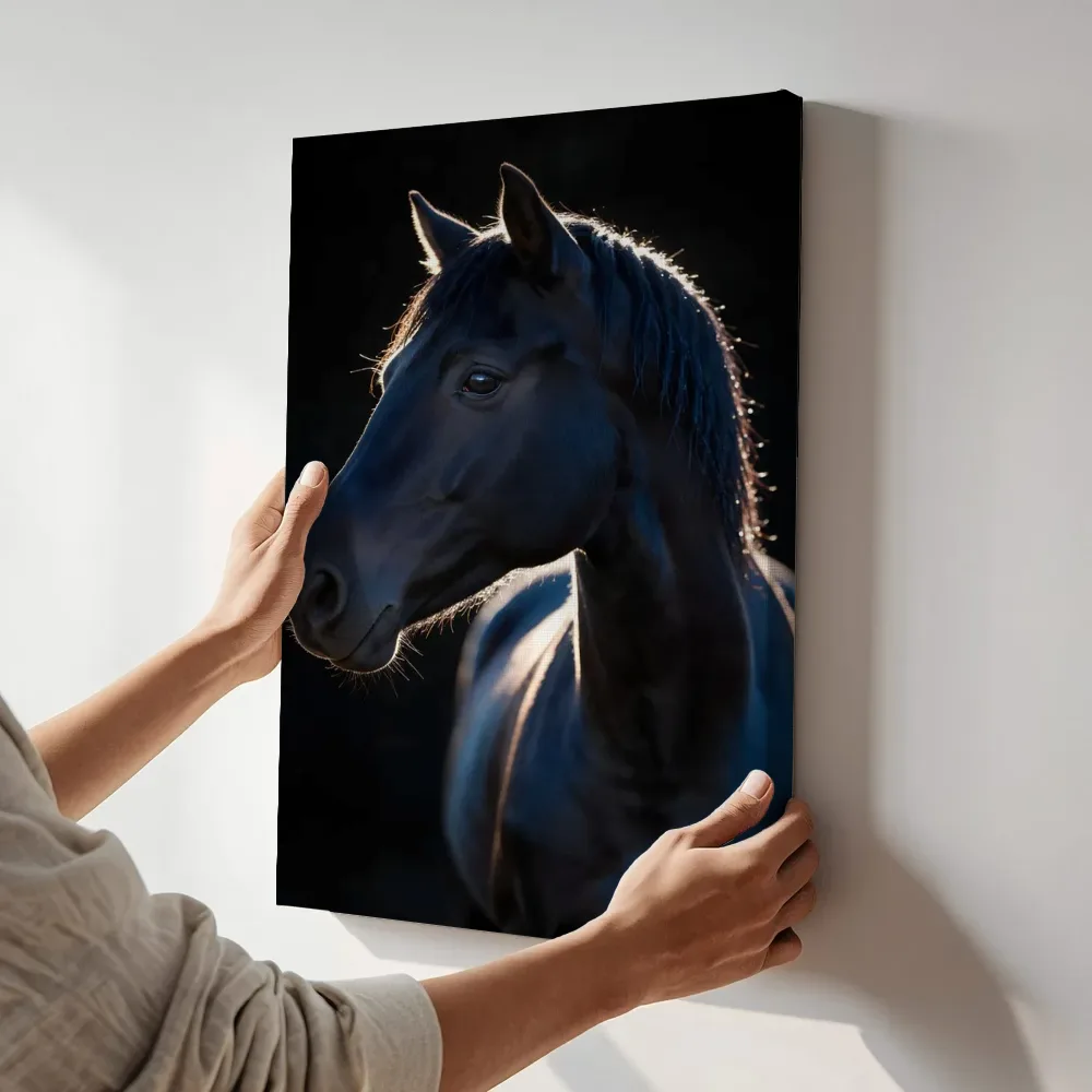 Sfeerimpressie: Zwart paard in tegenlicht terwijl het aan de muur wordt gehangen