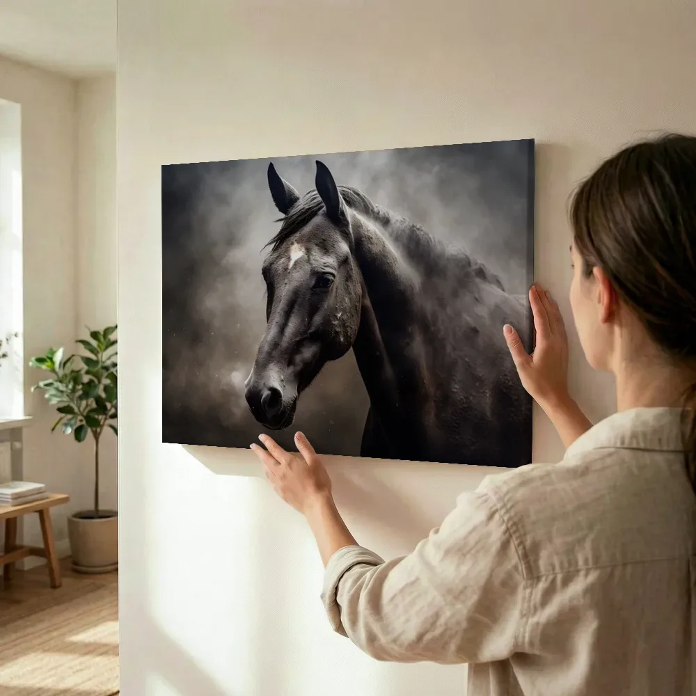 Sfeerimpressie: Zwart paard in de mist terwijl het wordt opgehangen