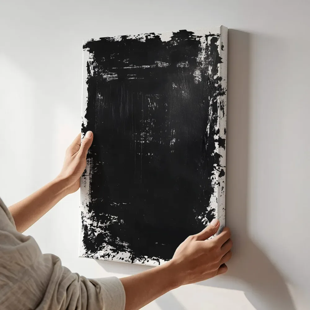 Sfeerimpressie: Zwart vlak met witte randen terwijl het aan de muur wordt gehangen