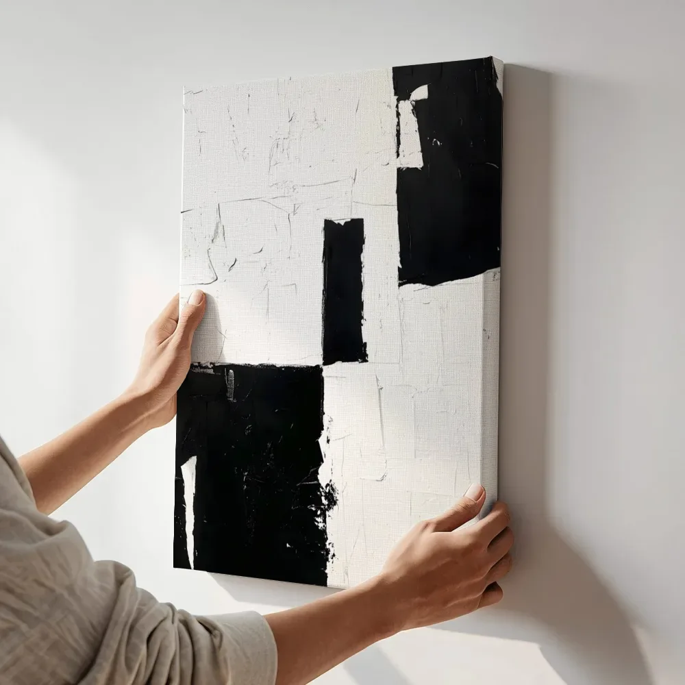 Sfeerimpressie: Zwart-wit blokken terwijl het aan de muur wordt gehangen