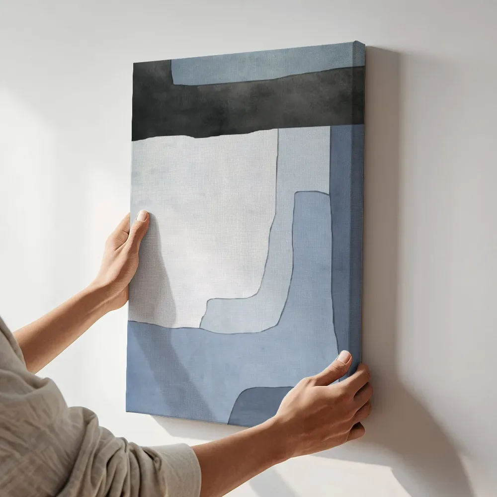 Sfeerimpressie: Zwart wit compositie met blauw accent terwijl het aan de muur wordt gehangen
