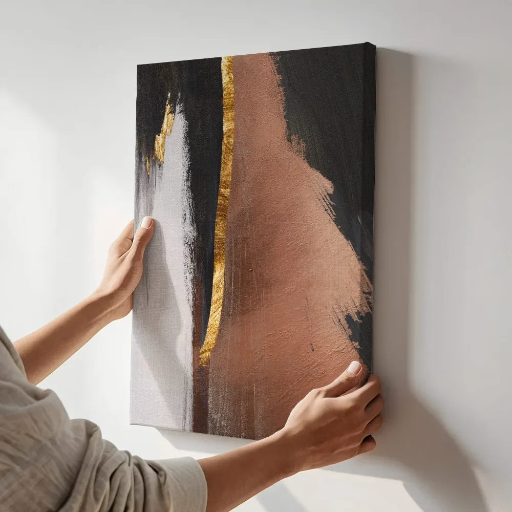 Sfeerimpressie: Zwart-wit compositie met gebarsten goudfolie terwijl het aan de muur wordt gehangen