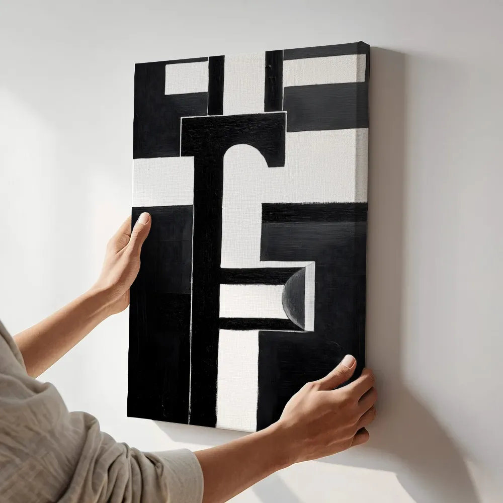 Sfeerimpressie: Zwart-wit geometrisch terwijl het aan de muur wordt gehangen