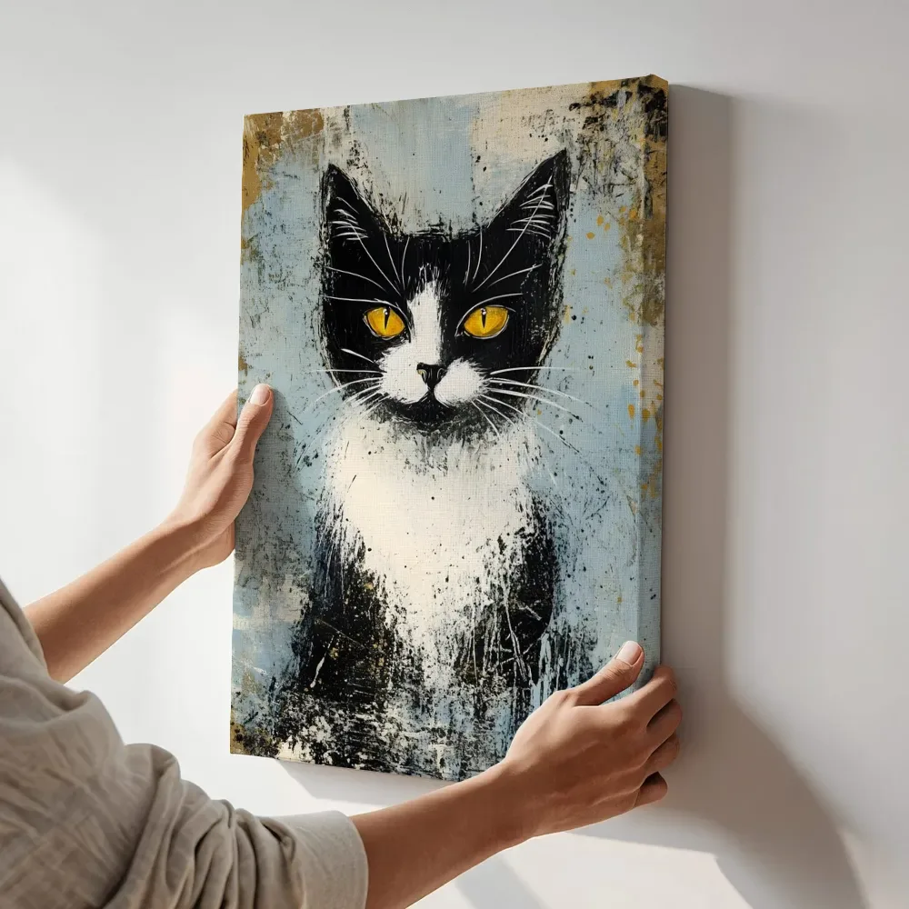 Sfeerimpressie: Zwart-wit kat grunge terwijl het aan de muur wordt gehangen