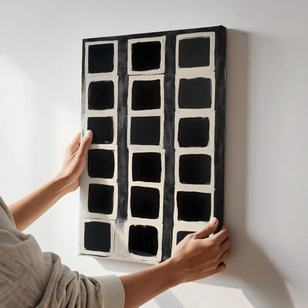 Sfeerimpressie: Zwart-wit ruitpatroon terwijl het aan de muur wordt gehangen