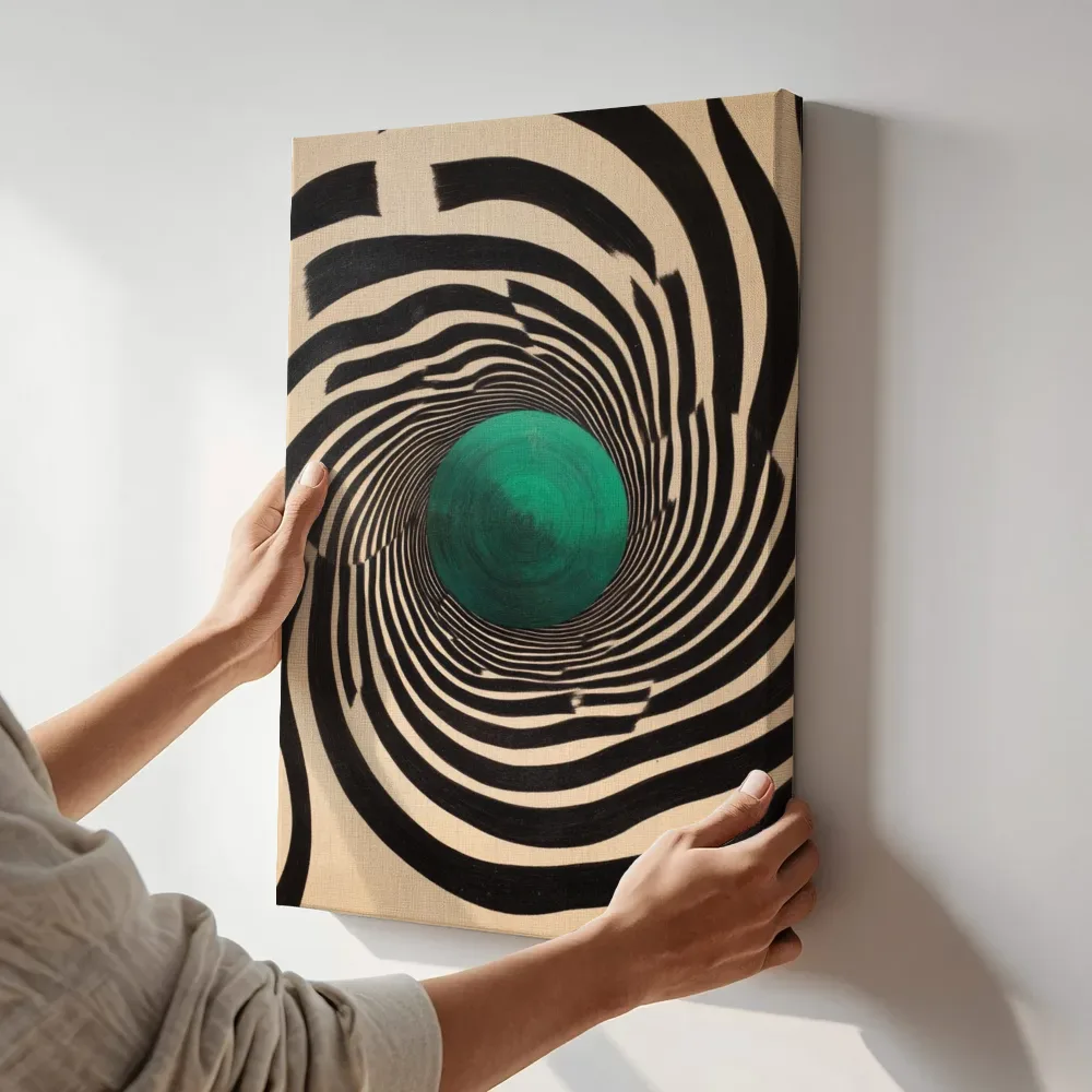 Sfeerimpressie: Zwart-wit swirl met smaragdgroen hart terwijl het aan de muur wordt gehangen