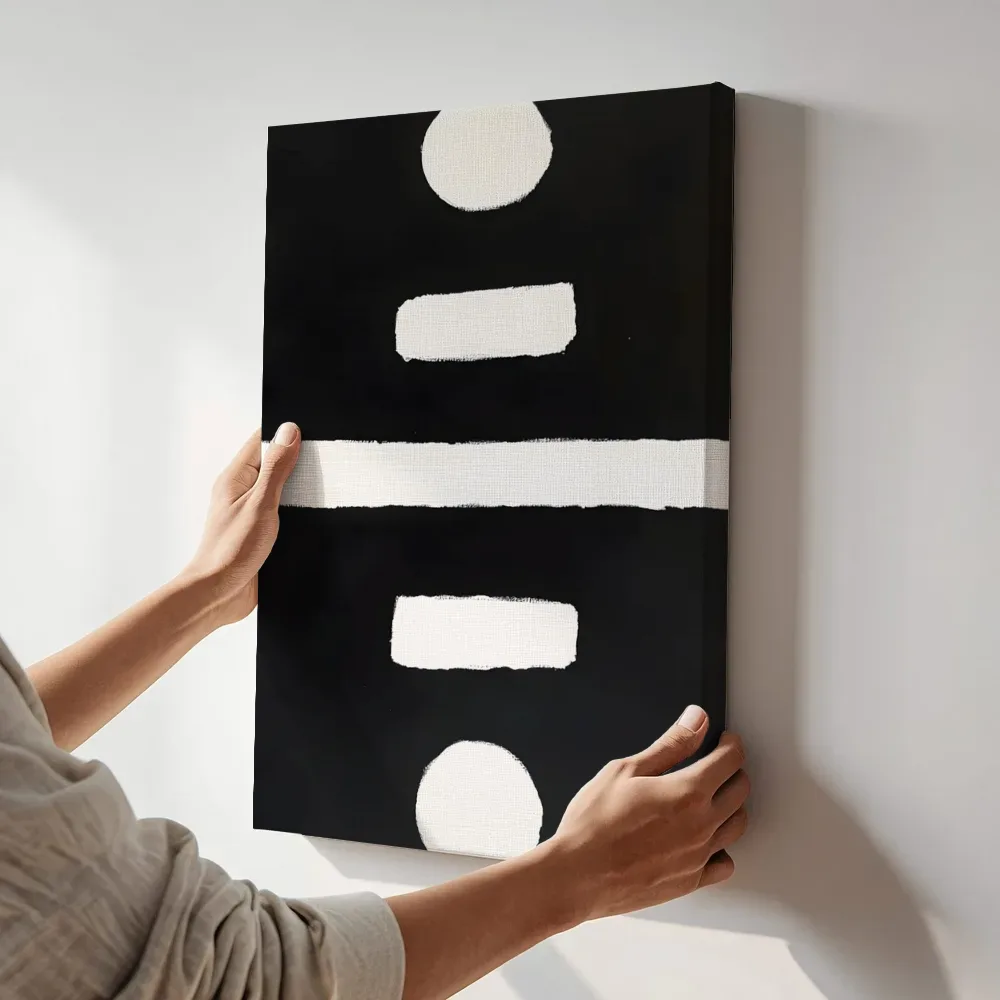 Sfeerimpressie: Zwart-wit symmetrie terwijl het aan de muur wordt gehangen