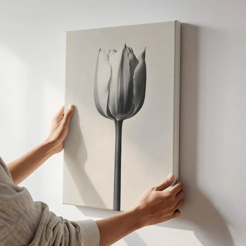 Sfeerimpressie: Zwart-wit tulp terwijl het aan de muur wordt gehangen