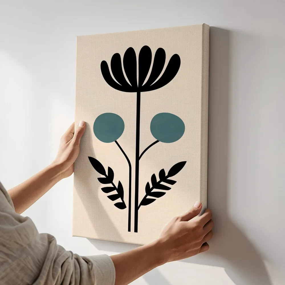 Sfeerimpressie: Zwarte bloem met turquoise knoppen terwijl het aan de muur wordt gehangen
