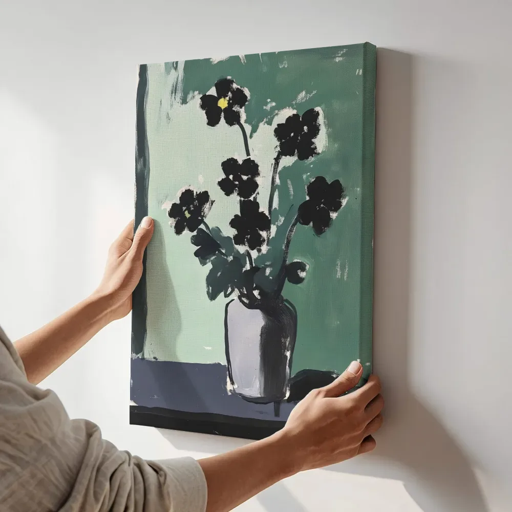 Sfeerimpressie: Zwarte bloemen in vaas terwijl het aan de muur wordt gehangen